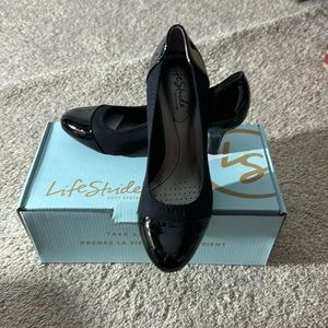 Black women's size 7W Lifestride heels.